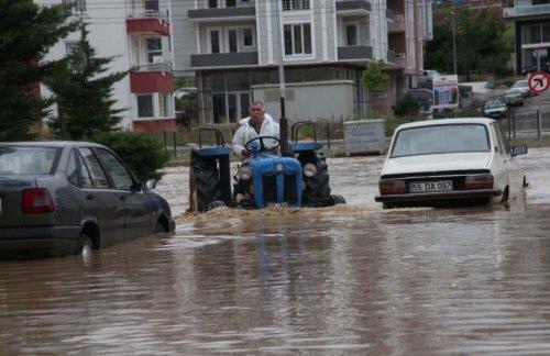Samsun'u sel aldı