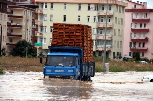 Samsun'u sel aldı