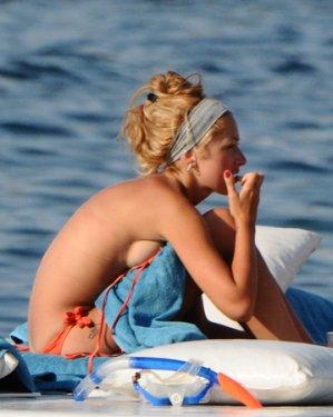 Hadise plajda sere serpe 