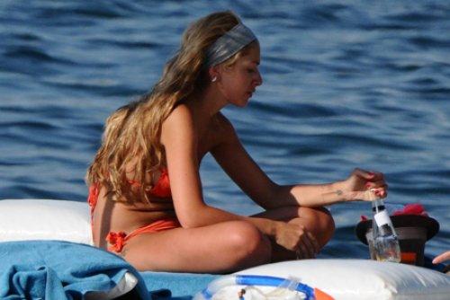 Hadise plajda sere serpe 