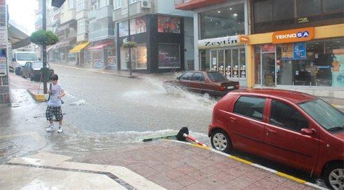 Sinop'ta hortum ve yağmur hayatı felç etti
