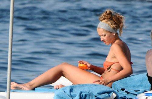 Hadise plajda sere serpe 