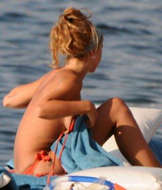 Hadise plajda sere serpe 