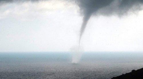 Sinop'ta hortum ve yağmur hayatı felç etti