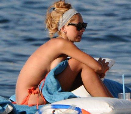 Hadise plajda sere serpe 