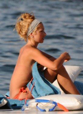 Hadise plajda sere serpe 