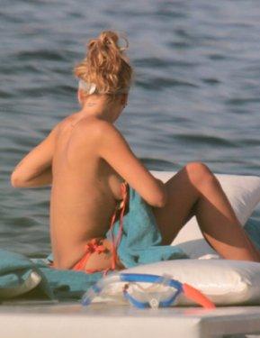 Hadise plajda sere serpe 