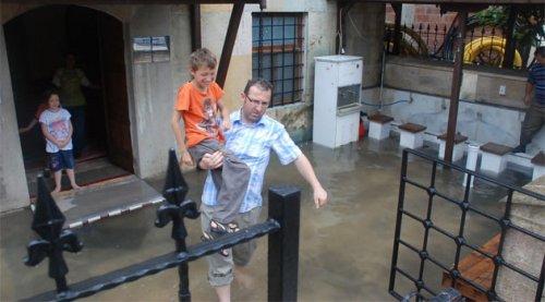 Sinop'ta hortum ve yağmur hayatı felç etti