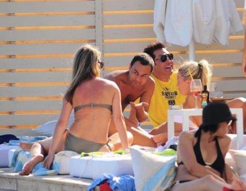 Serdar Ortaç sevgilisi Luiz'e öpücük yağmuru