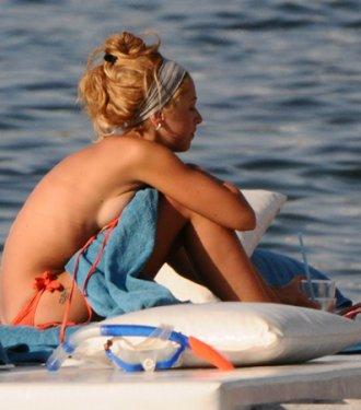 Hadise plajda sere serpe 