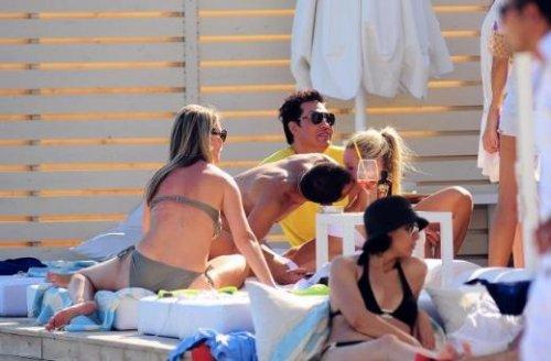 Serdar Ortaç sevgilisi Luiz'e öpücük yağmuru