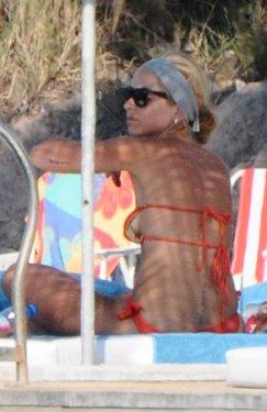 Hadise plajda sere serpe 