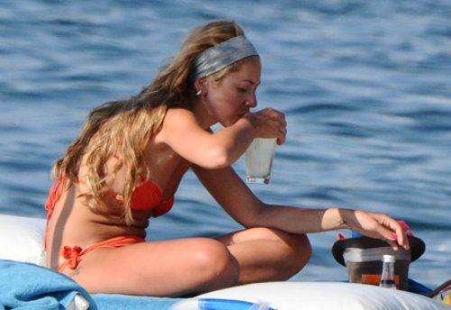 Hadise plajda sere serpe 