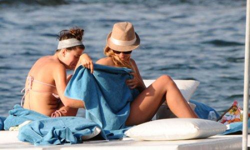 Hadise plajda sere serpe 