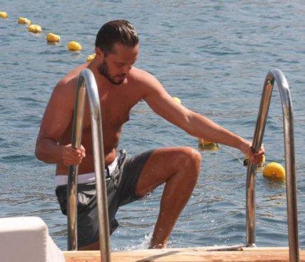 Murat Boz inadına tatilin keyfini çıkarıyor