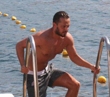 Murat Boz inadına tatilin keyfini çıkarıyor