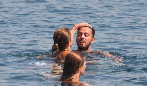 Murat Boz inadına tatilin keyfini çıkarıyor