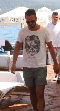 Murat Boz inadına tatilin keyfini çıkarıyor