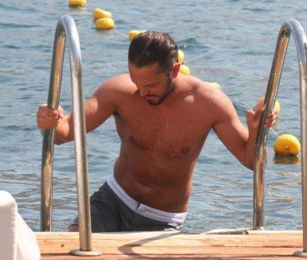 Murat Boz inadına tatilin keyfini çıkarıyor
