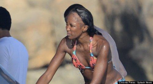 Naomi Campbell kelliğin eşiğinde