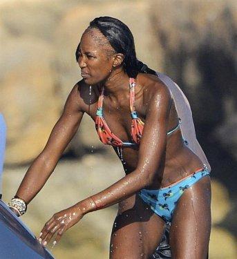 Naomi Campbell kelliğin eşiğinde