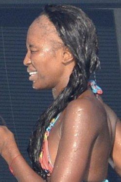 Naomi Campbell kelliğin eşiğinde