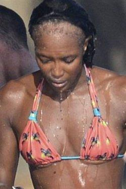 Naomi Campbell kelliğin eşiğinde