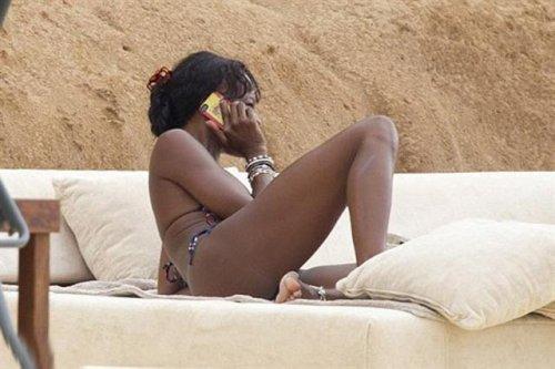 Naomi Campbell kelliğin eşiğinde