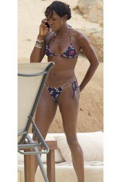 Naomi Campbell kelliğin eşiğinde