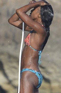 Naomi Campbell kelliğin eşiğinde