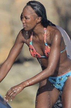 Naomi Campbell kelliğin eşiğinde