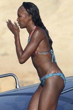 Naomi Campbell kelliğin eşiğinde