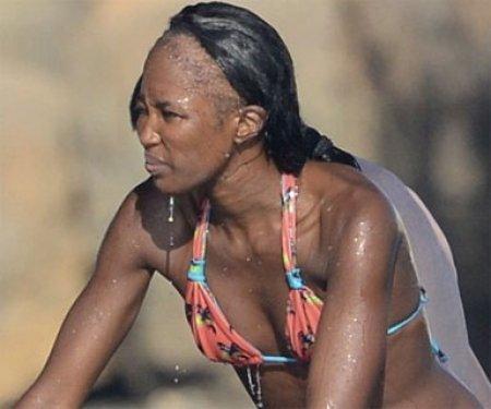 Naomi Campbell kelliğin eşiğinde