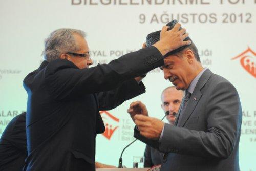 Başbakan Erdoğan'dan Atatürk pozu