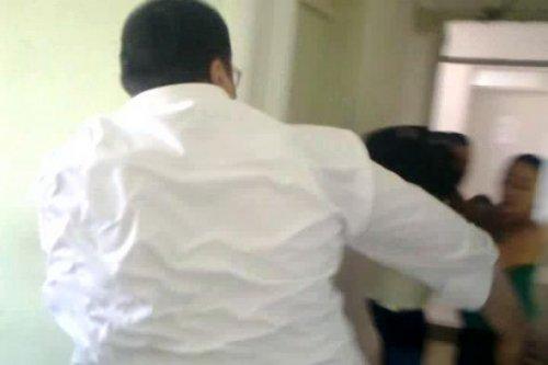 Bu kez doktor hastayı dövdü