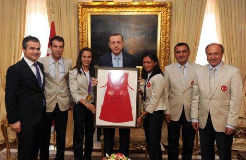 Erdoğan madalya kazanan sporcuları kabul etti 
