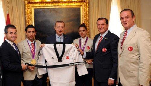 Erdoğan madalya kazanan sporcuları kabul etti 