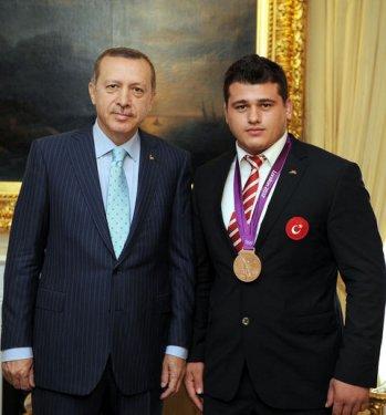 Erdoğan madalya kazanan sporcuları kabul etti 