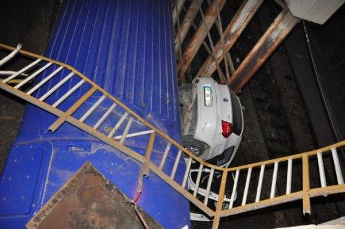 Kadın sürücü trenin üzerine uçtu