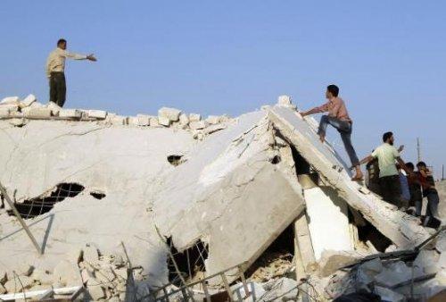 Azaz'a hava saldırısı: 80 ölü