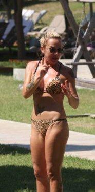 Billur Kalkavan genç kızlara taş çıkarttı