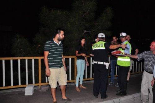 Kadın sürücü trenin üzerine uçtu