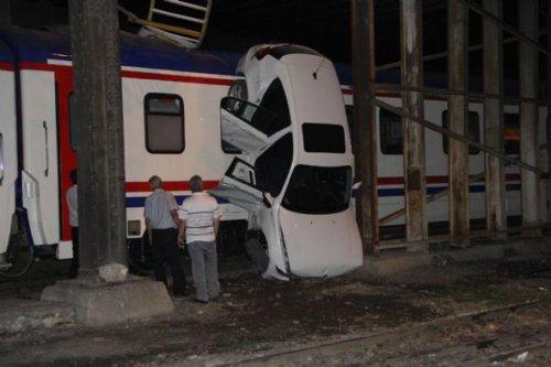 Kadın sürücü trenin üzerine uçtu