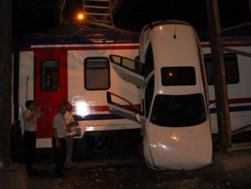 Kadın sürücü trenin üzerine uçtu