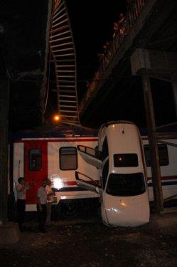 Kadın sürücü trenin üzerine uçtu