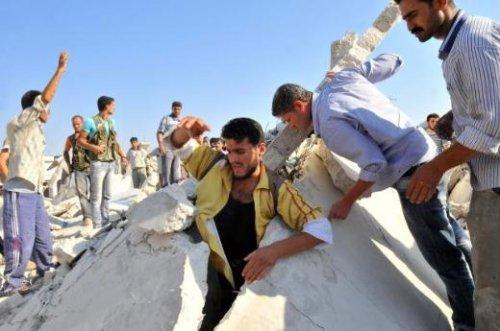 Azaz'a hava saldırısı: 80 ölü