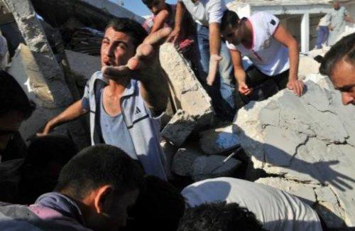 Azaz'a hava saldırısı: 80 ölü