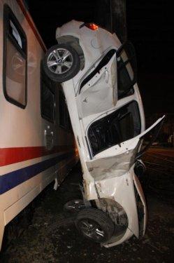 Kadın sürücü trenin üzerine uçtu