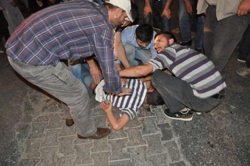 Talihsiz gencin üzerinden iki kere araba geçti