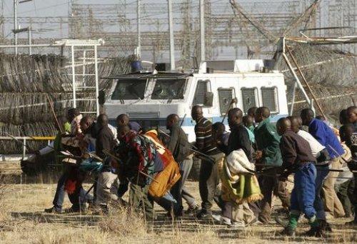 Güney Afrika polisi grev yapan madencileri öldürdü